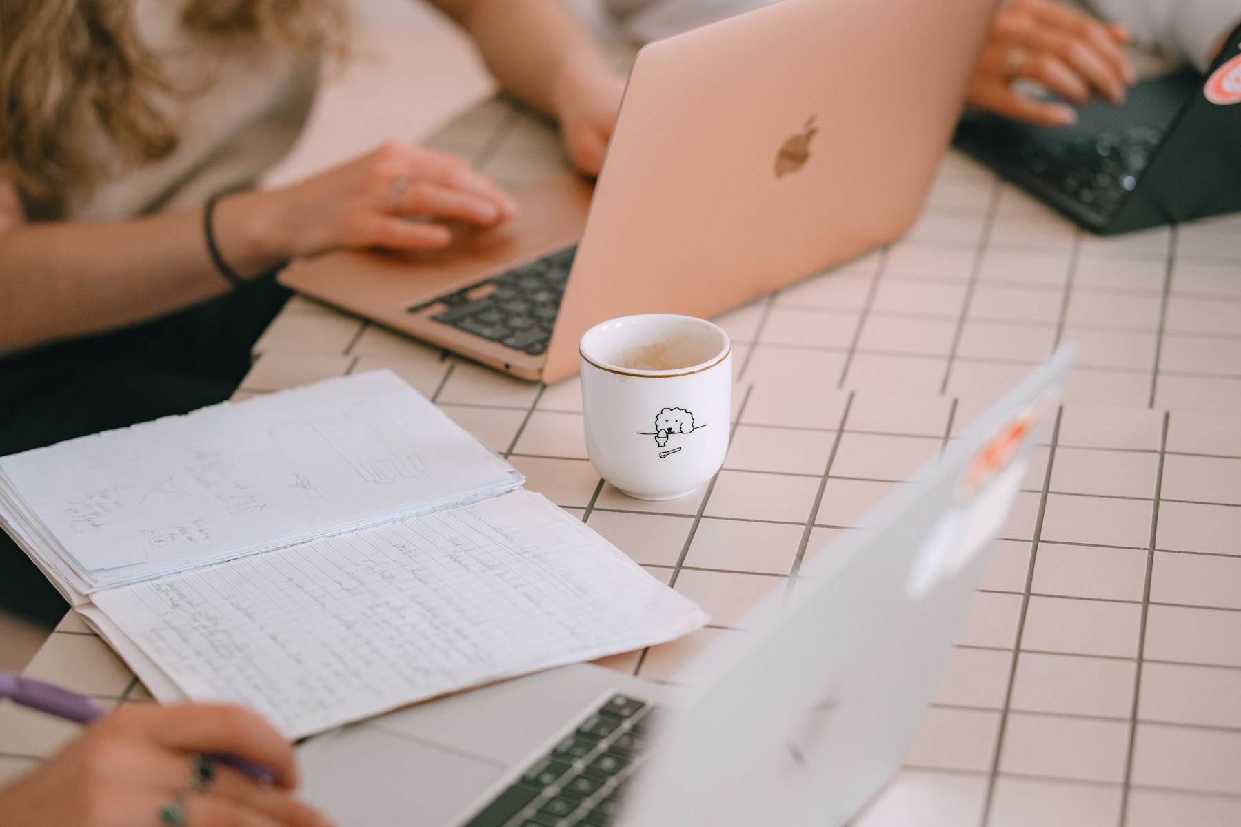 Mesa de trabajo con laptops y notas de marketing