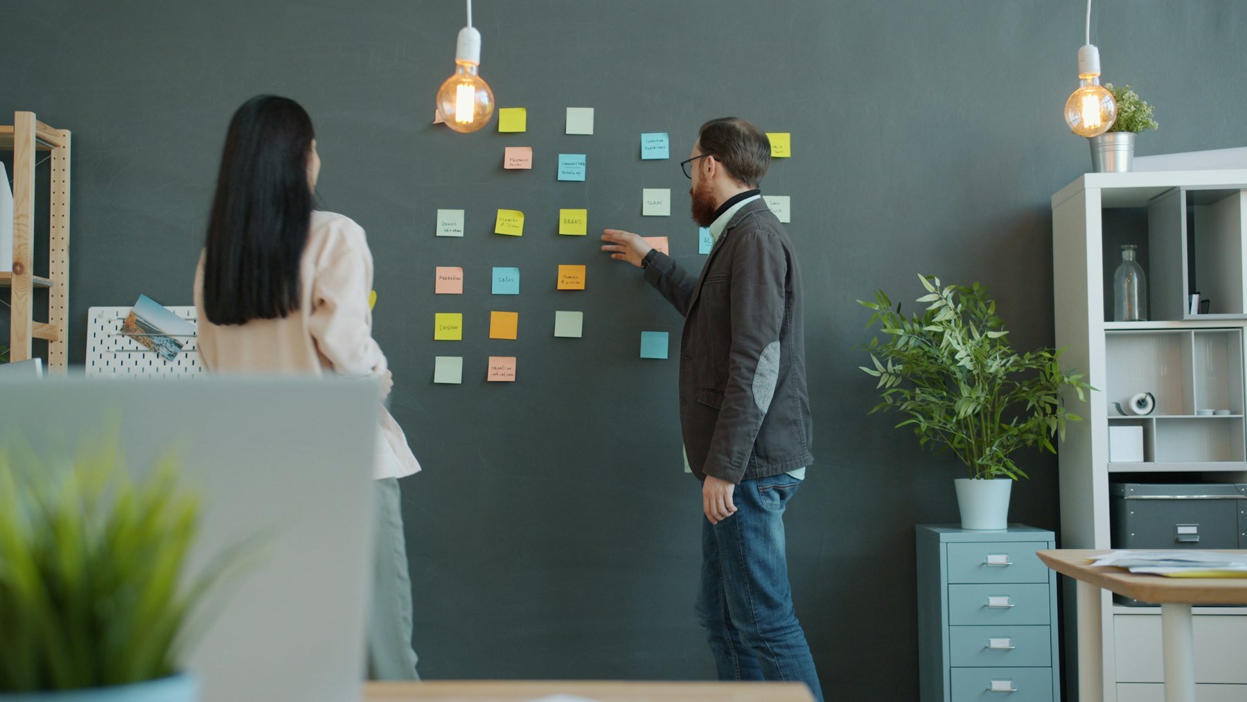 Equipo colaborando sobre un mapa de prioridades