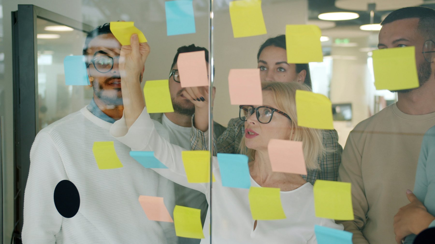 Equipo ordenando prioridades de marketing con notas